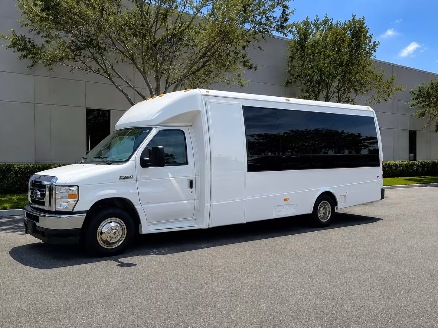 sugar land minibus rentals for school and team airport trips
